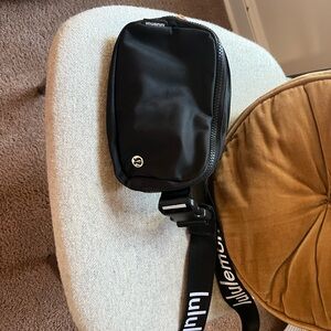 lululemon athletica Everywhere Belt Bag (black)